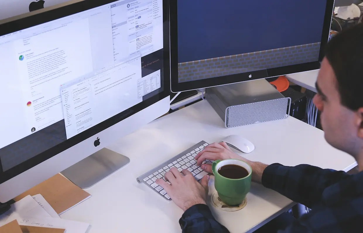 Homme qui travaille dans son bureau