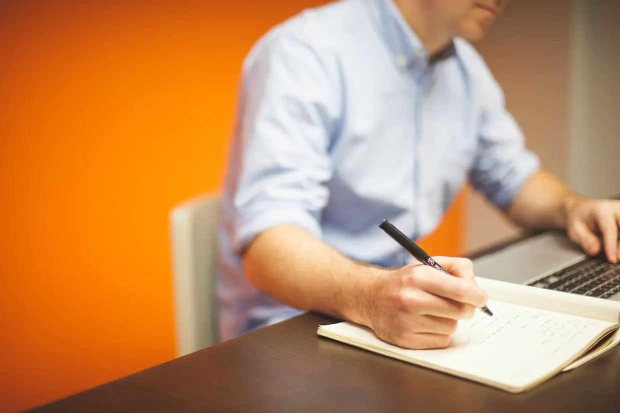 Homme qui travaille dans son bureau